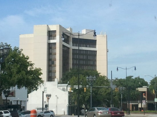 View of hotel from 400 block of Broad St