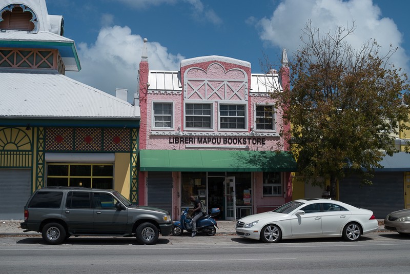 The Little Haiti Cultural Center and the Liberi Ma Pou bookstore serve special significance in bringing Haitian artists, speakers and authors to the neighborhood. Kote sa yo sèvi siyifikasyon espesyal nan pote atis ayisyen, etudient otè nan ti amitya