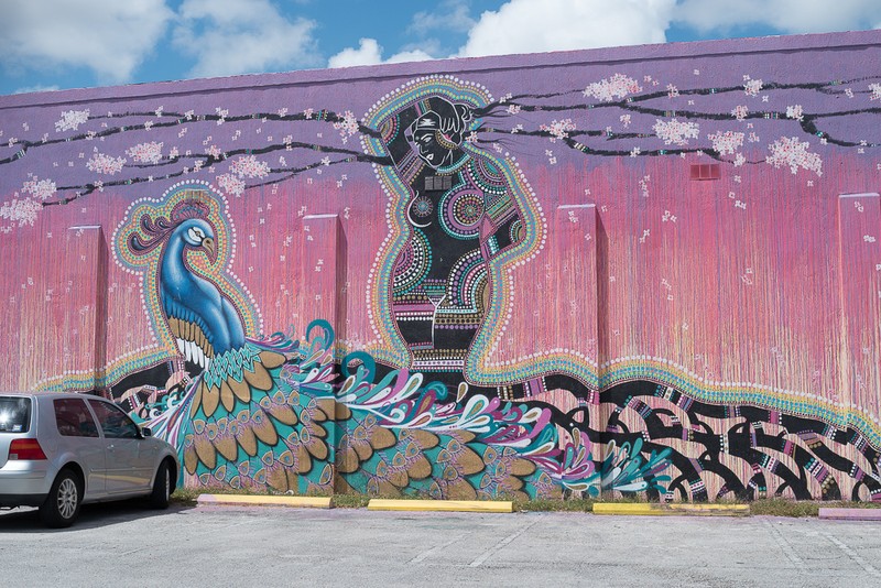 Mural of Ezili further elaborates on the theme of religious diversity in the Haitian diaspora and Miami's immigrant population. 
 Ezili li tèm nan divèsite relijye nan dyaspora ayisyen an ak popilasyon imigran Miami an.