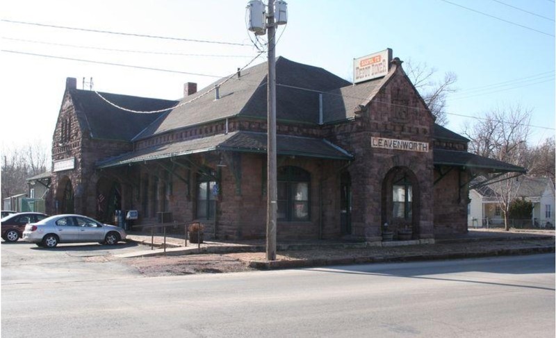 2009 photograph of sides of AT&SF Depot facing the parking lot and the street (KSHS)