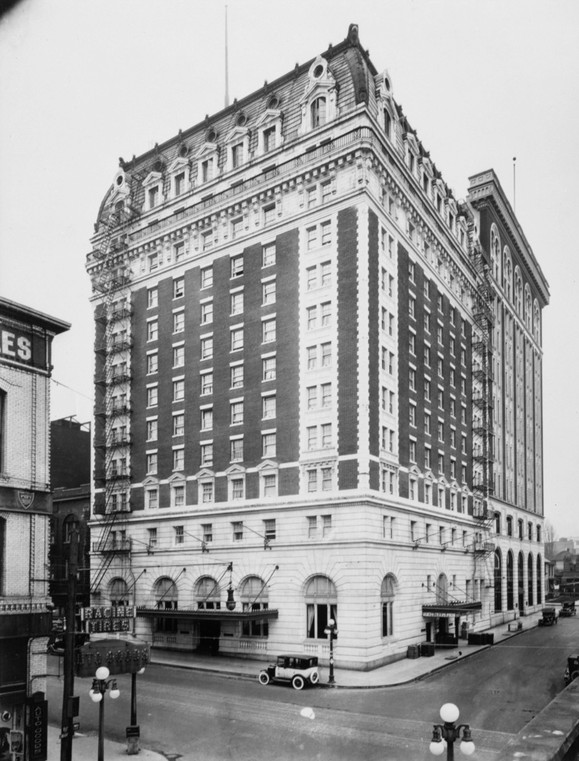 Hotel circa 1915 (Source: The Oregon Encyclopedia)