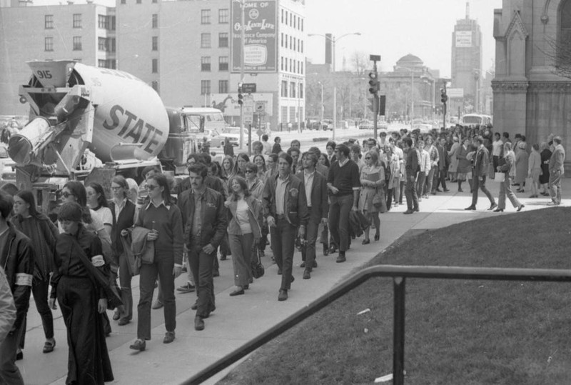 The Kent State protest march travels west on Wisconsin Avenue, 1970

(“Department of Special Collections and University Archives, Marquette University Libraries, MUA_012870)