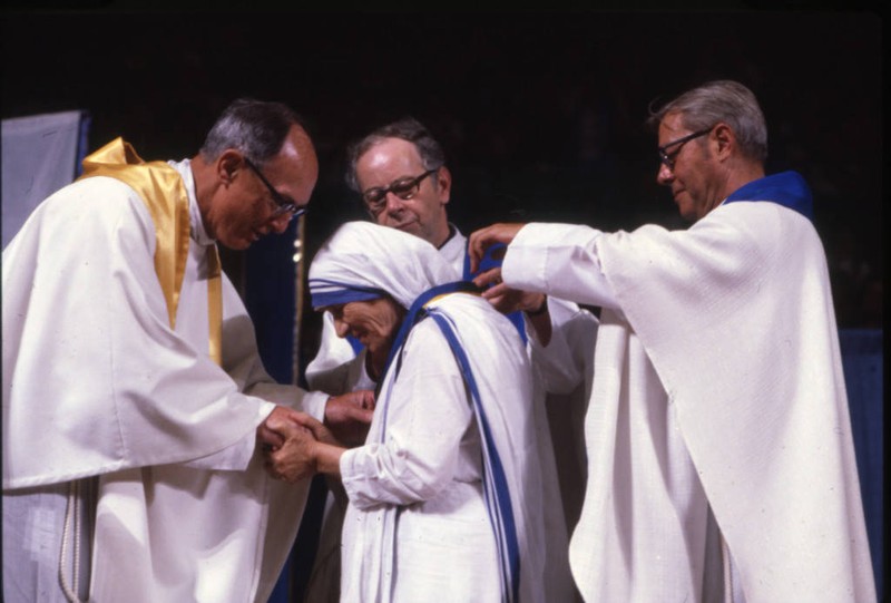 Mother Teresa receives the Pere Marquette Discovery Award, 1981
(“Department of Special Collections and University Archives, Marquette University Libraries, MUA_006997)