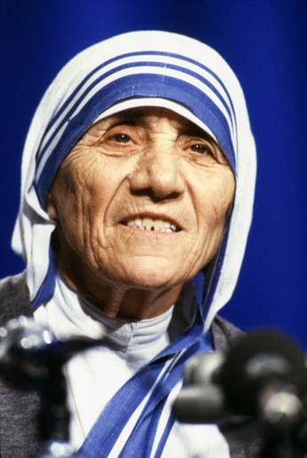 Mother Teresa speaks at the podium during ceremonies related to the presentation of Marquette's Pere Marquette Discovery Award, June 1981 (“Department of Special Collections and University Archives, Marquette University Libraries, MUA_001134)