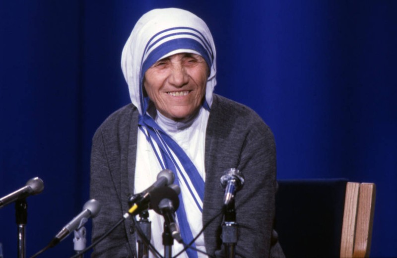 Mother Teresa stands behind a group of microphones during her time in Milwaukee , June 1981 (“Department of Special Collections and University Archives, Marquette University Libraries, MUA_001135)