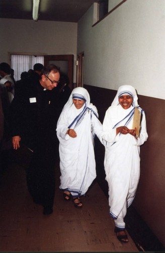 Rev. Bruce Biever, S.J., escorts Mother Teresa and Sister Fatima, 1981 (“Department of Special Collections and University Archives, Marquette University Libraries, MUA_007692)