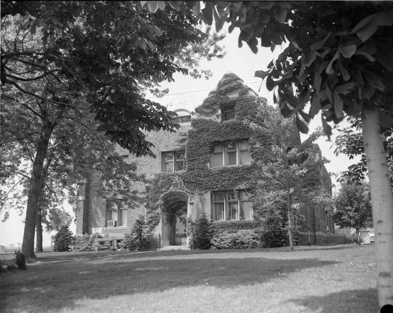 Ivy covers the exterior walls of O'Hara Hall, 1972 (“Department of Special Collections and University Archives, Marquette University Libraries, MUA_008691)