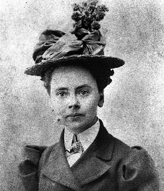 Julia Morgan passport photo (1899)