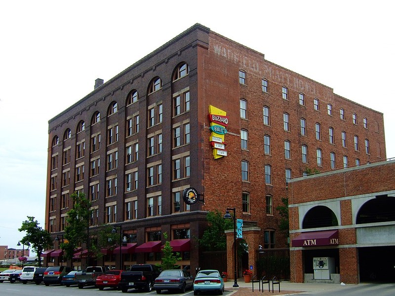 2009 photo of warehouse with ghost lettering, top of west facade (James Steakley)