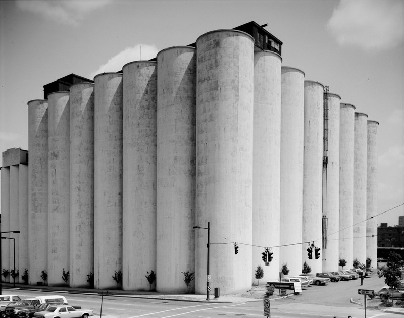 View of the grain towers in the 1970s. Photograph from the Library of Congress.