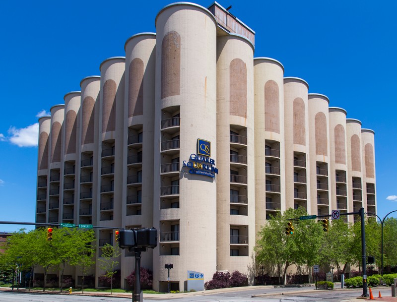 Contemporary view of the grain towers showing the balconies cut into the towers. The facility is now student housing for The University of Akron. 