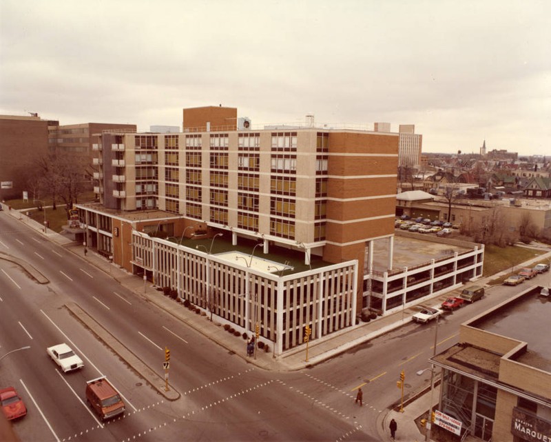 Exterior view of the Holiday Inn Central (“Department of Special Collections and University Archives, Marquette University Libraries, MUA_CB_01317)