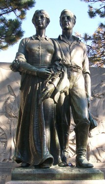 The bronze statue depicting Lillie Gordon Munn and a young man.