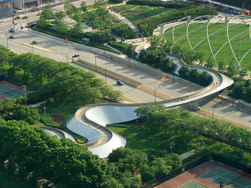 The serpentine form of the BG bridge echoes the smooth curves of nearby Pritzker Pavilion (seen upper right). 