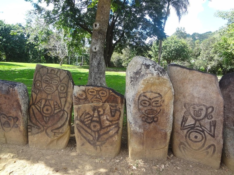 Monoliths painted with petroglyphs of animal figures, human faces without a body, and complete human figures with zoomorphic features.