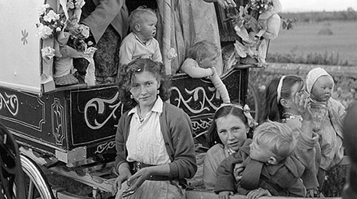 Portrait of an Irish Traveler family (image from Irish Central)