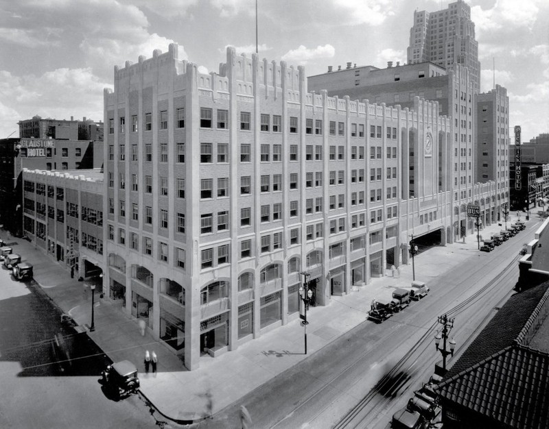Pickwick sometime in the 1930s. In the center is the office building. Behind it to the left is the parking garage; behind to the right are the bus terminal and hotel towers. Image obtained from Helix Architecture + Design. 