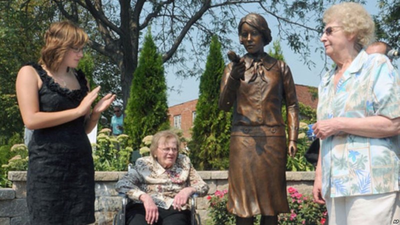 From left to right: Madeline Piller, whose awareness efforts led to the statue's creation; Pauline Fuller and June Menne, former factory workers (VOA)