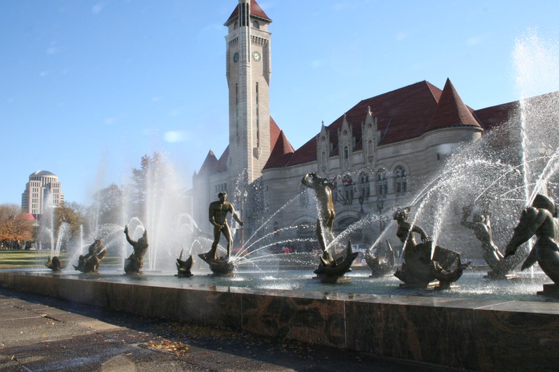 This fountain has been a St. Louis landmark since 1939 and represents the meeting of the Missouri with the Mississippi River. 