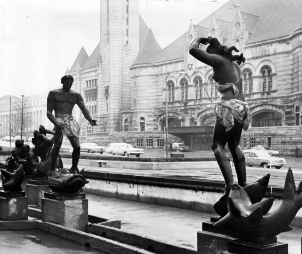 This historical photograph of the statue in 1967 shows the satirical response of some residents after other St. Louis residents asked for the statue to be altered.