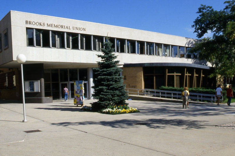 Main entrance and west facade of the Brooks Memorial Union, 1987 (“Department of Special Collections and University Archives, Marquette University Libraries, MUA_CB_00491)