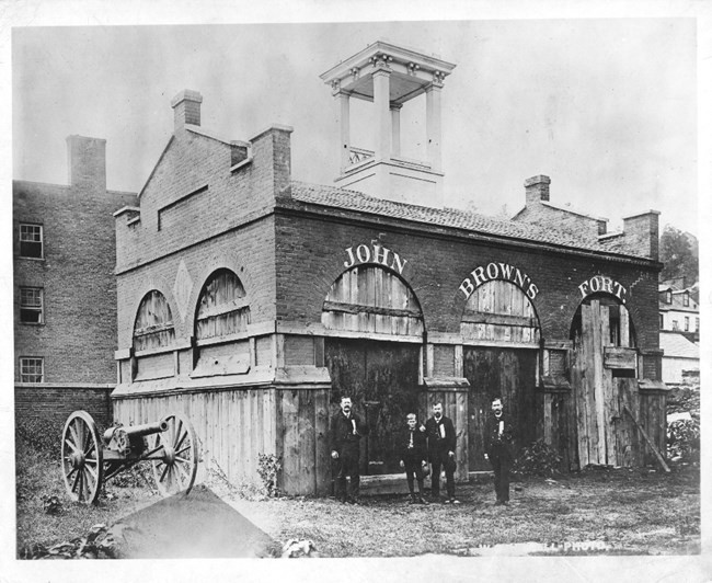 Building, Wheel, Motor vehicle, Facade