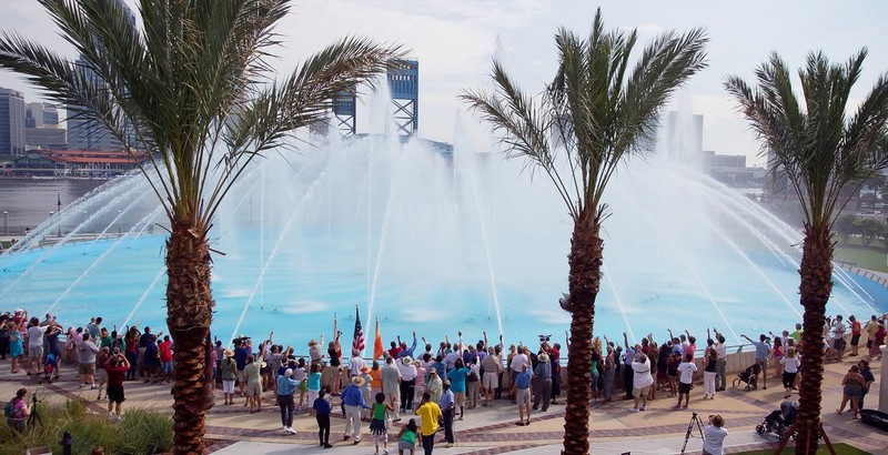 A crowd of people at Friendship Fountain watching a water show