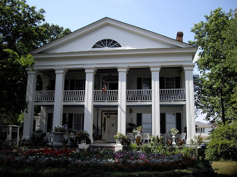 2008 photograph of Seguine-Burke Mansion by Dmadeo