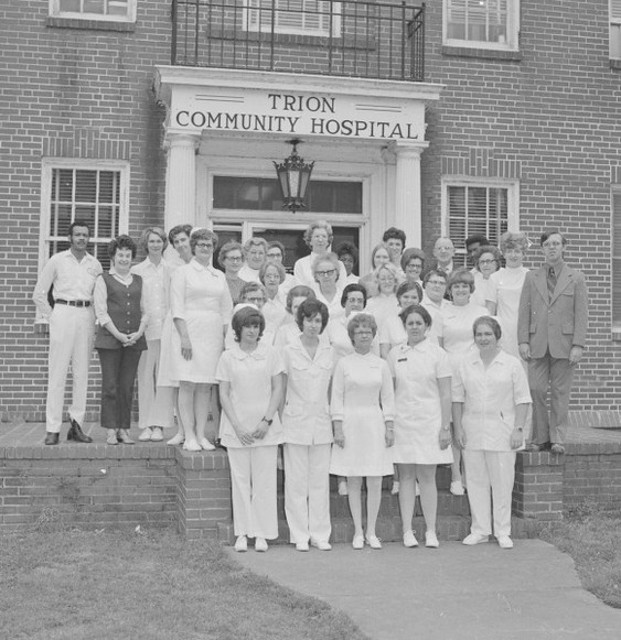 Riegel Hospital staff in front of the hospital in 1970. ( http://chattoogahistory.org )