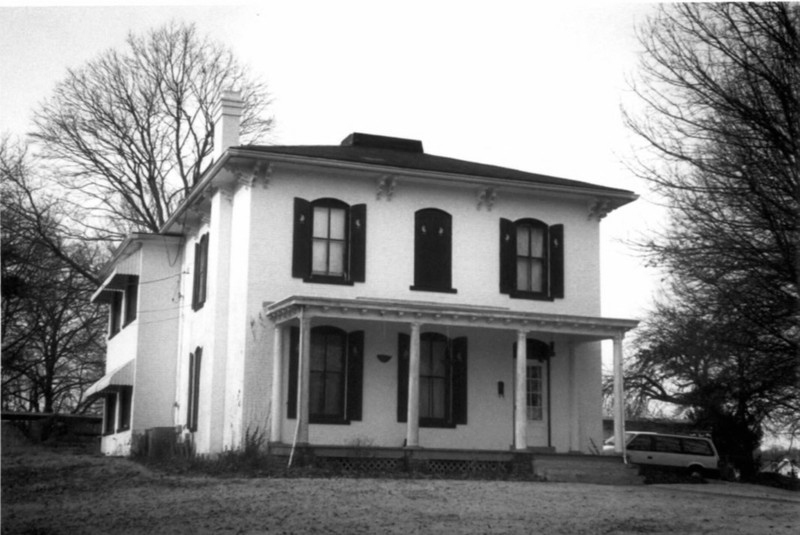 2002 photo of front facade of Gertrude and Nelson Burch House (Beetem)