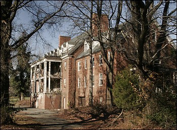Glenn Dale hospital building by Firsttoscore on Wikimedia Commons (released into public domain)