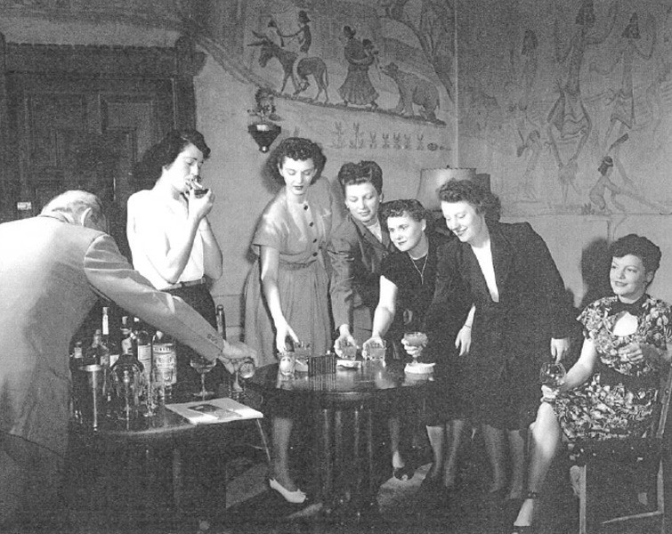 Female guests at the hotel bar, circa 1940s