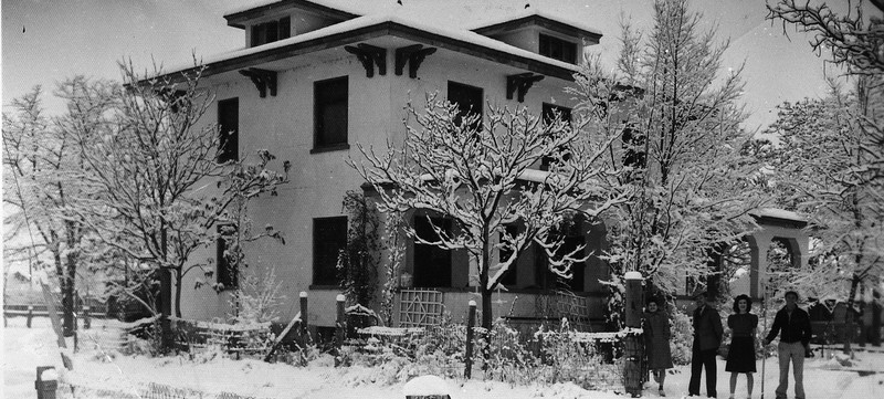 1940s photo of the Bottger Mansion with surviving members of the family out front 