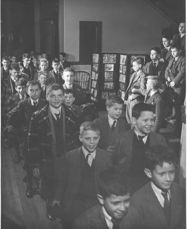 6th grade students moving through the Middle School Building in 1948.