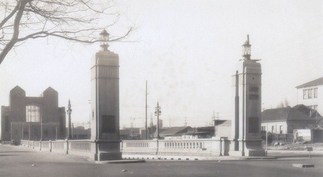 A Black and white shot of the entranceway to the underwater tunnel.