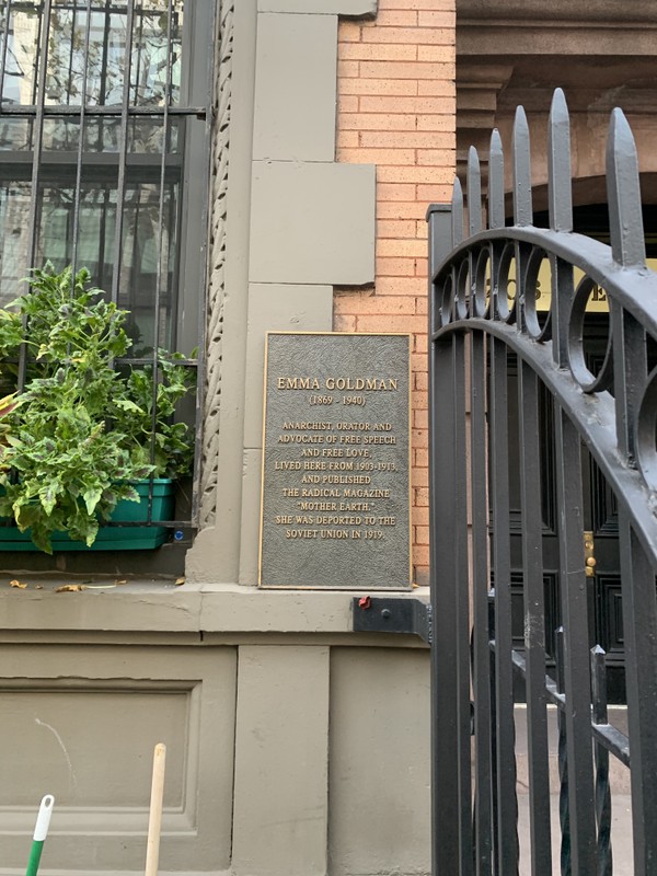 An image of the plaque as it is visible from the street.