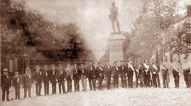 The dedication of the statue included tributes to veterans as well as speeches honoring the "Lost Cause" of the Old South which included a defense of slavery. 