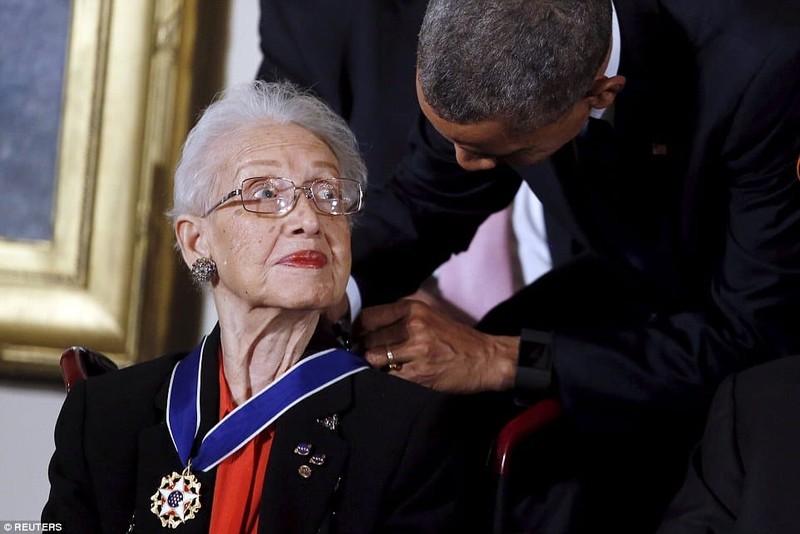 Katherine Coleman Johnson receiving the Presidential Medal of Freedom from President Obama