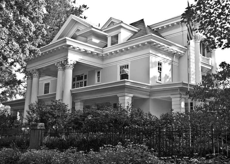 A side view of the Parker-Fersen mansion. This view emphasizes the home’s grandeur. With a multitude of columns and balconies, 1409 E Prospect Street remains one of Seattle’s oldest and finest residences to date.