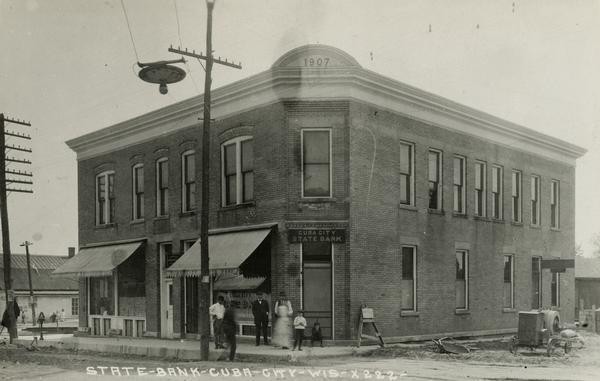 Cuba City Farmers Bank/State Bank and Post Office. Image from a postcard postmarked 1910.