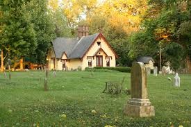 Side photo of the chapel house, with some graves.