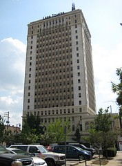 Thomas Jefferson Hotel in 2008, with signage for the defunct "Leer Tower" plan, and the stump of the Zeppelin mooring mast visible on the roof.