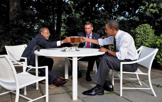 Gates (left) dining with Sgt. James Crowley (center) and President Barack Obama (right) at the White House in 2009