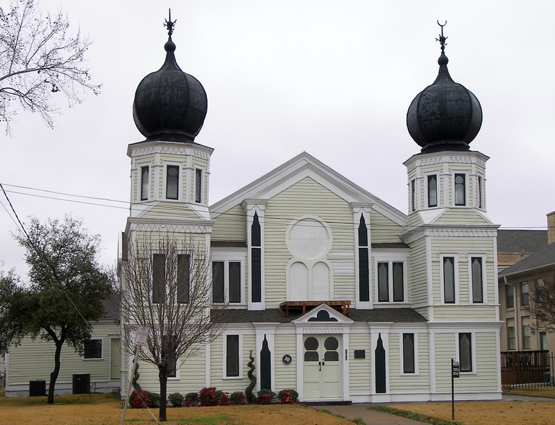 Temple Beth-El was built in 1900 and is a striking reminder of Corsicana's once thriving Jewish community of the first half of the 20th century.