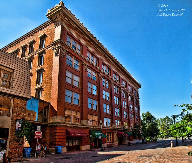 Designed for use as an office building and warehouse, this building served as the headquarters of the city government for seven decades. Citation noted on photo. 