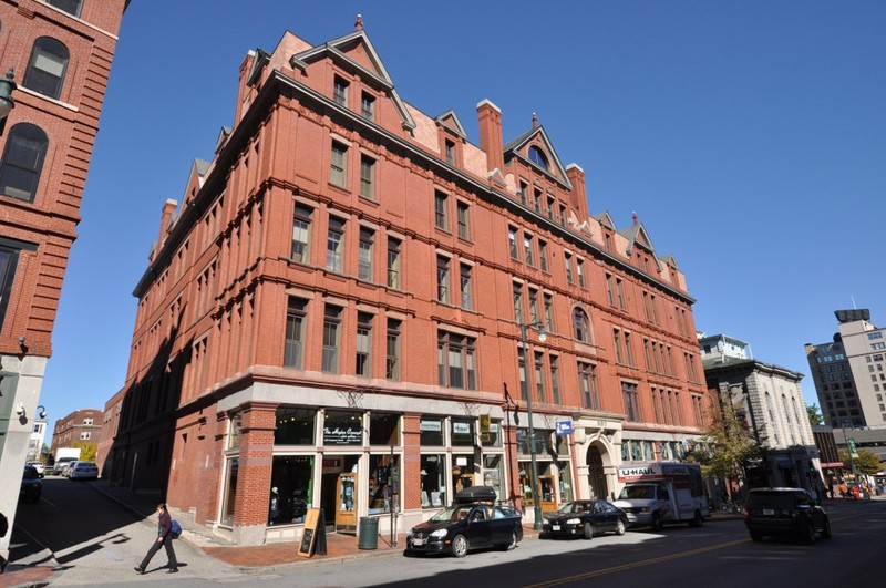 The J.B. Brown Memorial Block in 2013 by user MagicPiano at Wikimedia, Creative Commons Photo