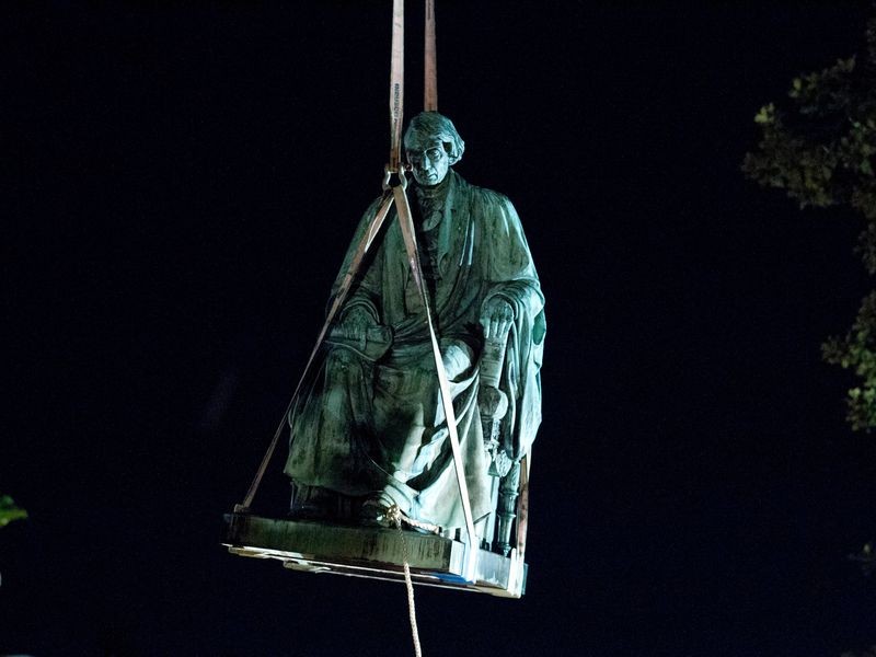 Removal of the statue in 2017 (AP Photo/Jose Luis Magana, via Smithsonian)