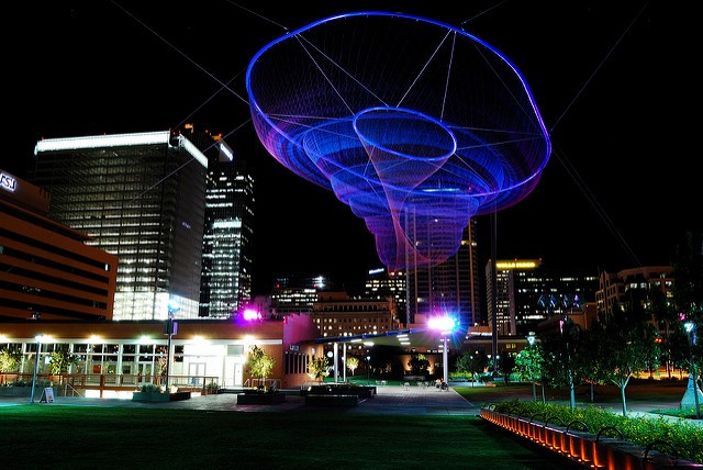 The sculpture at night. (flickr.com)