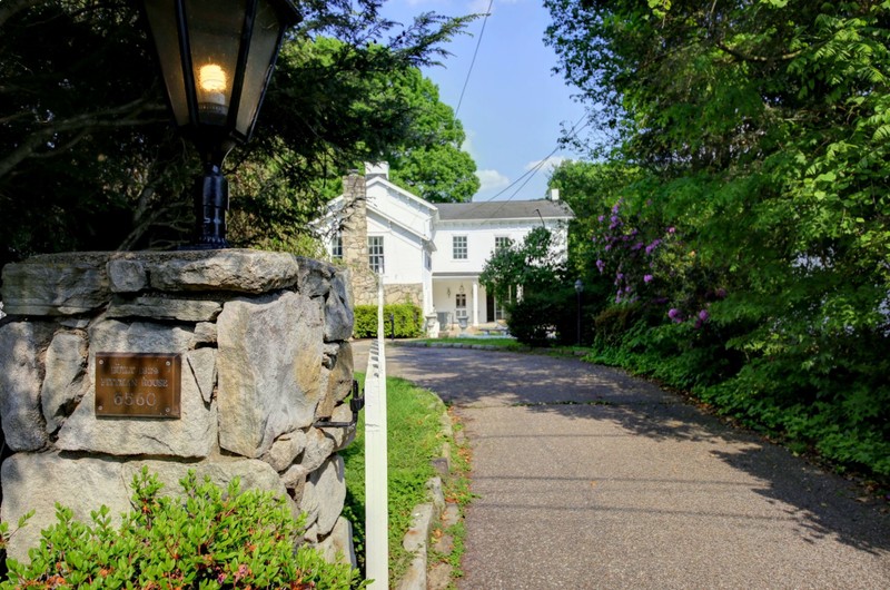 Driveway to the house from Roosevelt Avenue