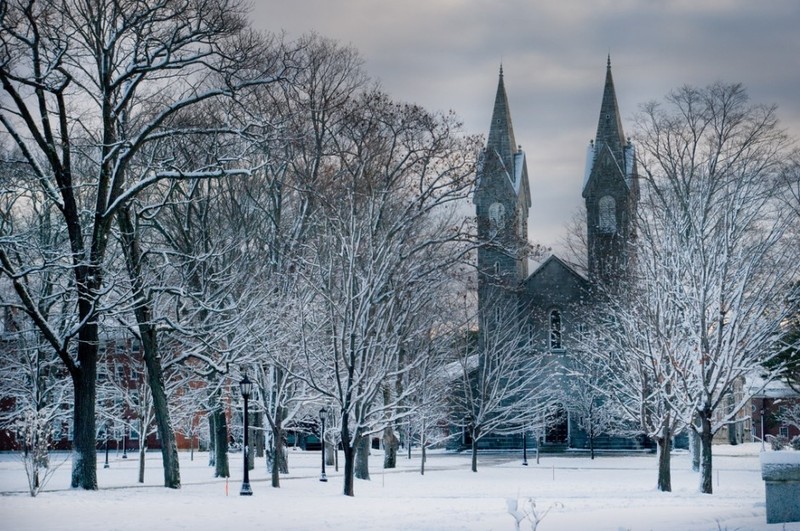 The Chapel of Bowdoin College in the Winter of 2009, photograph by user gwynfisher of Wikimedia Commons